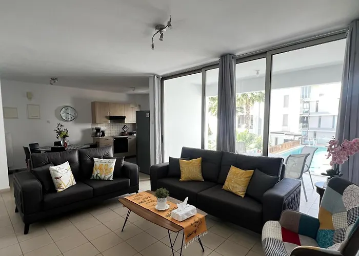 Pool View Flat In City Centre