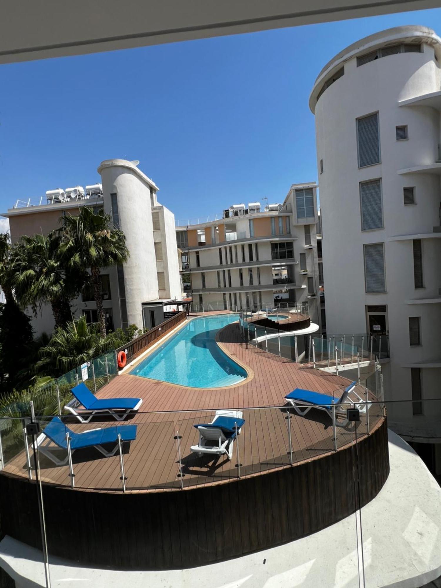 Pool View Flat In Centre Apartament Larnaca