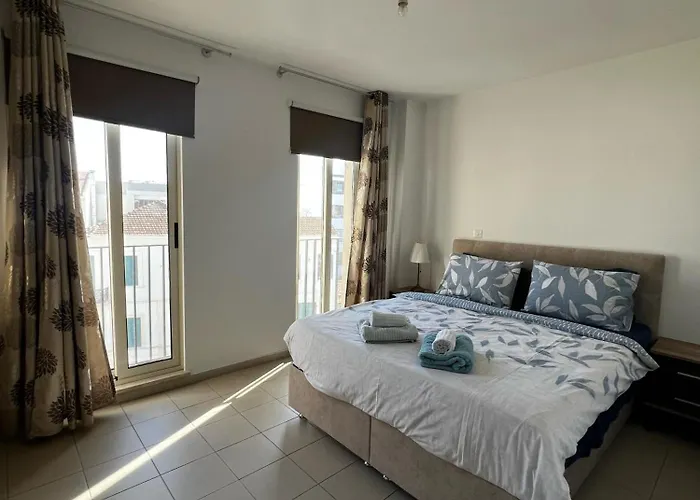 Pool View Flat In City Centre