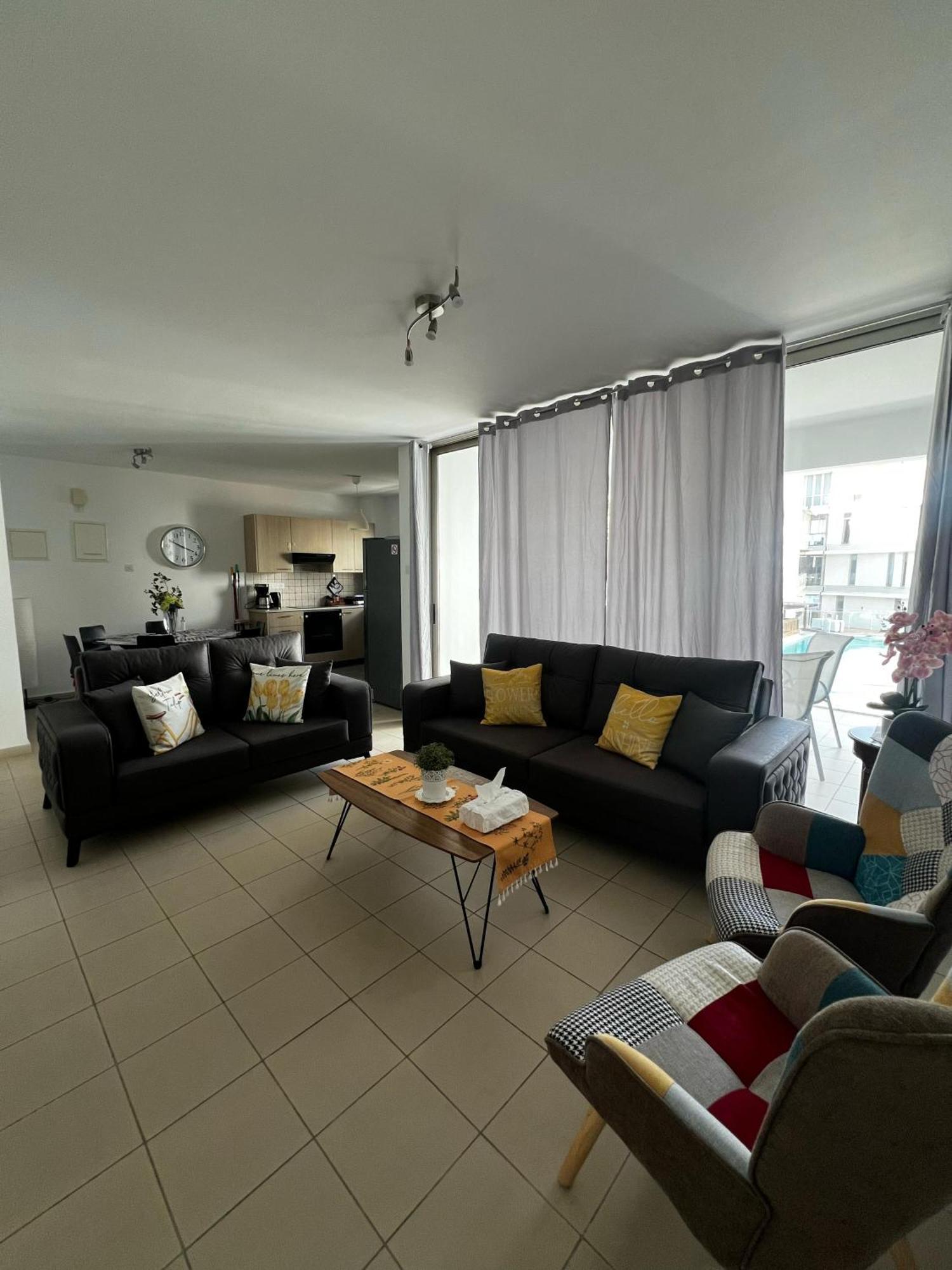 Pool View Flat In Centre Appartement